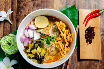 Khao Soi Chicken, a Thai food that is widely popular in the north along with the side dishes.