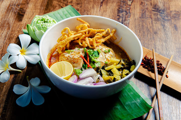 Khao Soi Chicken, a Thai food that is widely popular in the north along with the side dishes.