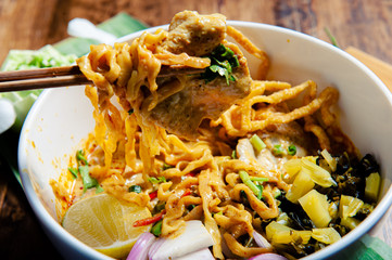 Khao Soi Chicken, a Thai food that is widely popular in the north along with the side dishes.