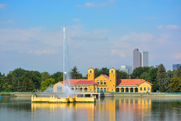 Fototapeta premium Ferril Lake Fountain and City Park Pavilion Boathouse at Denver City Park in Colorado