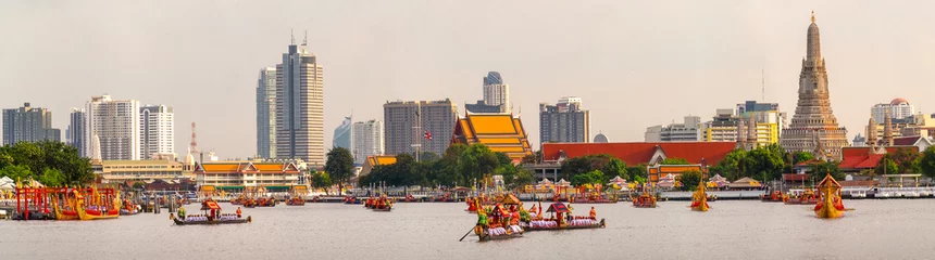 Rolgordijnen Traitional royal thai boat in river in Bangkok city with Wat arun temple background © anekoho