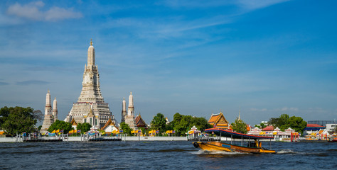 Wat Arun temple with river and transportation boat in Bangkok city - obrazy, fototapety, plakaty