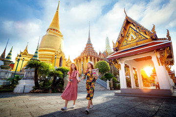 Obraz premium Azjatycka dziewczyna spacer po Wat phra kaew i podróż do wielkiego pałacu w Bangkoku