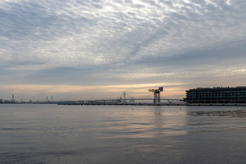 Obraz premium 朝の横浜港（撮影場所：横浜臨港パーク）