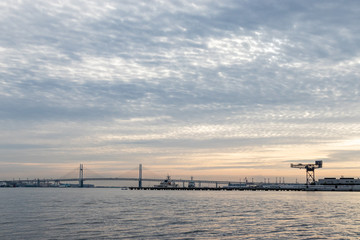 Obraz premium 朝の横浜港（撮影場所：横浜臨港パーク）