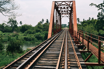 Fototapeta na wymiar Puente con vías de tren