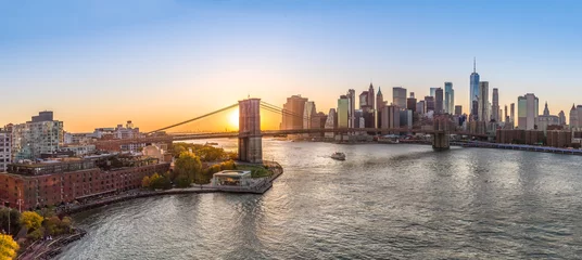 Foto op Aluminium New York City Brooklyn Bridge avond skyline zonsondergang © blvdone