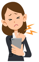 スマートフォンを操作しながら肩こりや首の痛みにに苦しむビジネスウーマン