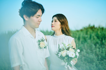 ウェディング　カップル　花畑