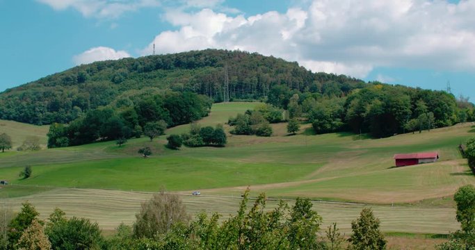 Cerro y praderas a orilla de la carretera