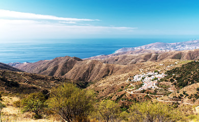 Ein Dorf mitten in den Gebirgen Andalusien