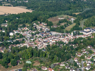 vue aérienne de la ville de Septeuil dans le département des Yvelines en France