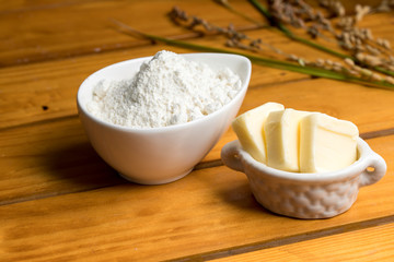 木材背景に小麦粉とバターお菓子、パン、材料butter　flour