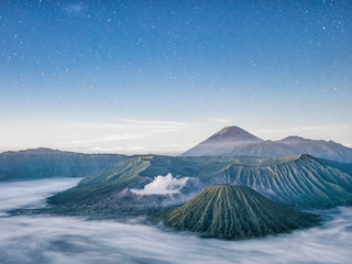 Fototapeta na wymiar Lever de soleil sur le Volcan Bromo en Indonésie