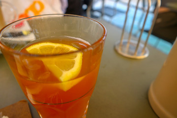 カフェでレモンティー