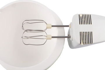 Ausschnitt mit Mixer und Rührschüssel  weißem Hintergrund