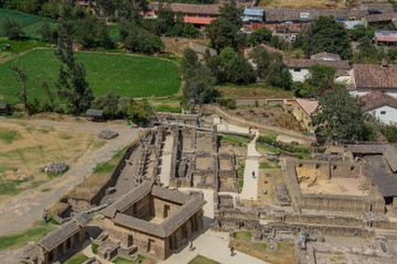 Obraz premium The ruins of the giant buildings and terraces near the town of Ollantaytambo (Peru)