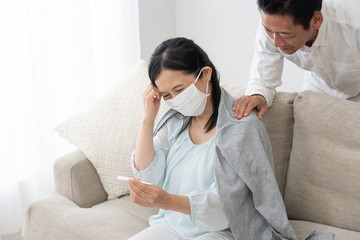 Fototapeta premium シニア夫婦 風邪 熱 体温計