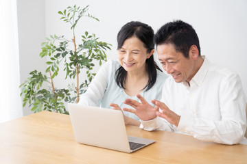Obraz premium シニア夫婦 パソコン テレビ電話