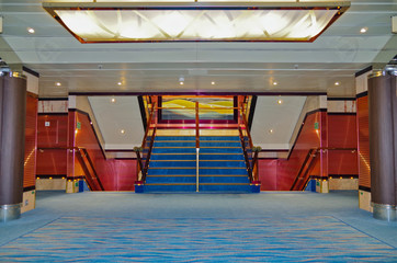 Treppenhaus mit Treppe und Messing Geländer auf Luxus Kreuzfahrtschiff Yacht Segelyacht Segelschiff