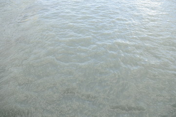 雨で濁った川面