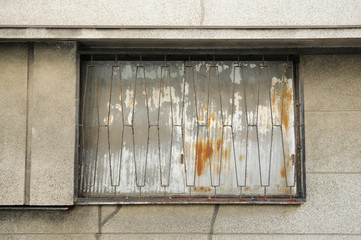 窓の古い鉄柵