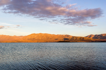 Obraz premium Beautiful Lake Tekapo with mountain range in the Background on sunset with clouds, South Island, New Zealand