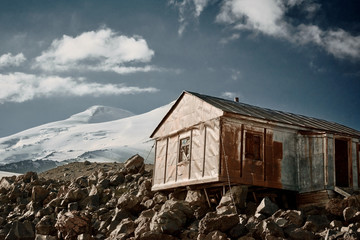 Obraz na płótnie Canvas An abandoned house stands on a mountain 