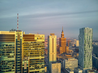 Obrazy na Szkle  Piękny panoramiczny widok z lotu ptaka na panoramę Warszawy nowoczesnego City, PKiN i biurowca „Rondo 1” zlokalizowanego przy Rondzie ONZ