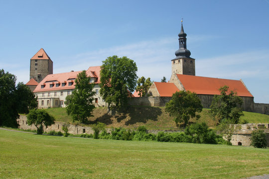burg querfurt in sachsen-anhalt in der sonne liegend