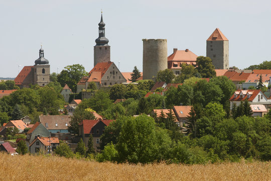 burg querfurt in sachsen-anhalt in der sonne liegend