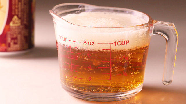 計量カップのビール