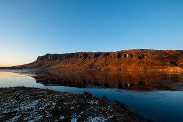 Abenddämmerung am Hvalfjörður/Hvalfjördur (Walfjord) mit dem Þyrill nahe Borgarnes. / Dusk at Hvalfjörður / Hvalfjördur (Walfjord) with the Þyrill near Borgarnes.