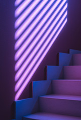 Franjas de luz sobre la pared junto a una escalera con tonos morados y azules con aire ochentero