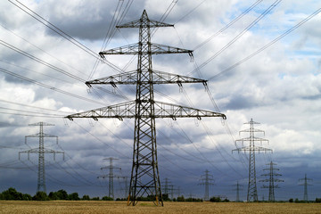 hochspannungsmasten vor wolkenreichem himmel
