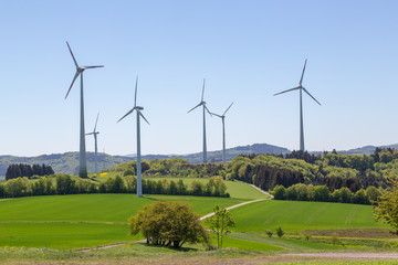 windkraftanlagen auf dem feld