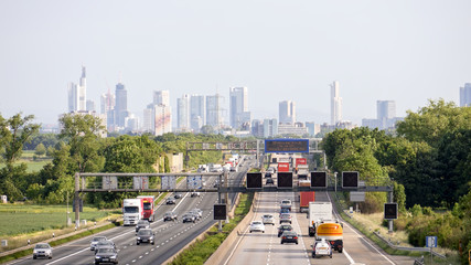 Autobahn mit Frankfurt am main im hintergrund