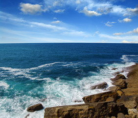 Naklejka premium ocean wave crashing on rock