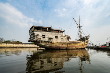 Obraz premium Pinisi ships at Sunda Kelapa, jakarta