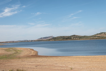 Paisaje del Embalse de Sierra Boyera,nivel alto de sequía,Belmez, Córdoba