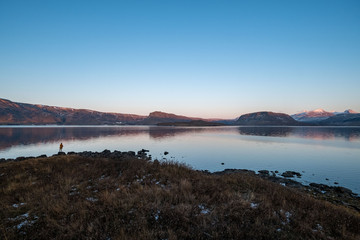 Angler in der Abenddämmerung am Hvalfjörður/Hvalfjördur (Walfjord) nahe Borgarnes. / Fisher at dusk at Hvalfjörður / Hvalfjördur (Walfjord) near Borgarnes.