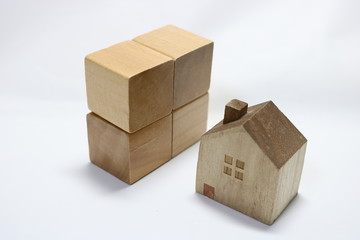 ブロックの壁に守られるおもちゃの家