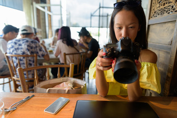 Young beautiful tourist woman exploring the city of Bangkok
