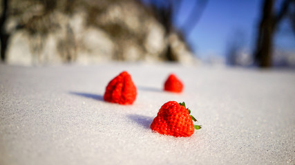 雪の上に落ちた苺３つ