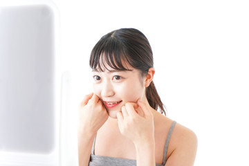 スキンケアをする若い女性