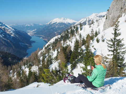 Winter am Achensee - Frau trinkt Tee und genie&szlig;t den Ausblick