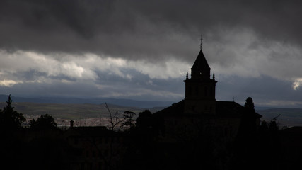 Contraluz iglesia fondo nubes tormenta
