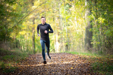 Jogger im Wald beim laufen