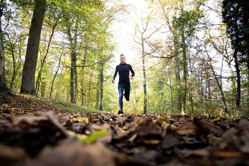 Jogger im Wald beim laufen