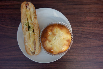 皿の上の2つの調理パン